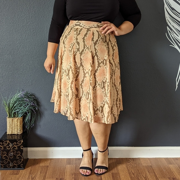 Attention Snake Skirt - Picture 2 of 7